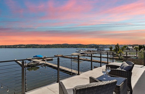Bryn Mawr-Skyway House | Luxe 4b3b Lakefront House w/Hot Tub & Kayak