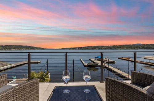 Bryn Mawr-Skyway House | Luxe 4b3b Lakefront House w/Hot Tub & Kayak