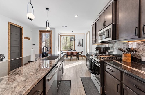 Raccoon Ridge Ski Chalet | LUXE Chalet! Hottub, Sauna, Arcade, 8 Beds-3 Kings, Creek, 10min Downtown & Lake