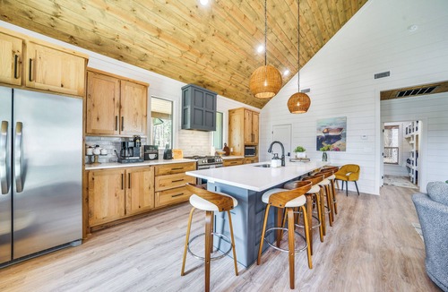 Broken Bow Cottage | Luxe Forest Hideaway Broken Bow w/Hot Tub Retreat