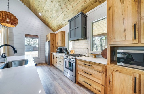 Broken Bow Cottage | Luxe Forest Hideaway Broken Bow w/Hot Tub Retreat