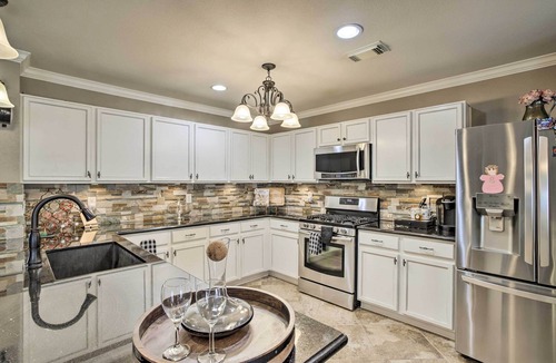 Cypress House | Luxe Home 30 Miles to Houston w/Pool & Grill