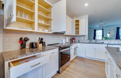 Mountain Island House | Luxe King 4BR Townhouse to Uptown CLT