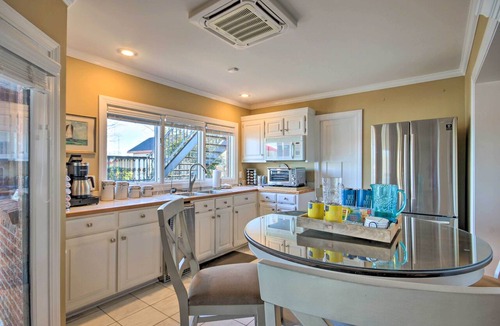 Chapin Apartment | Luxe Lakefront Apartment w/Shared Pool & Dock!
