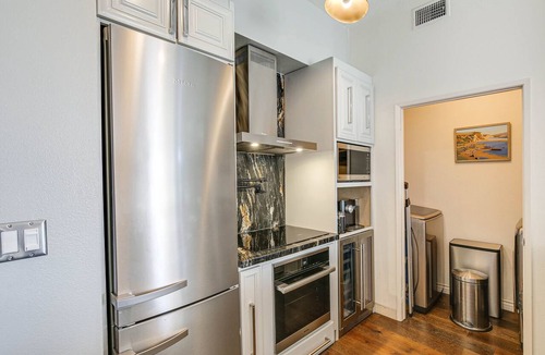 Waterfront Condo | Luxe Long Beach Condo w/Pool: 1 Mi to Shoreline!