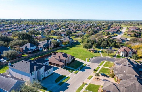Calallen House | Luxe Mansion w Yard, BBQ, Pool Table!