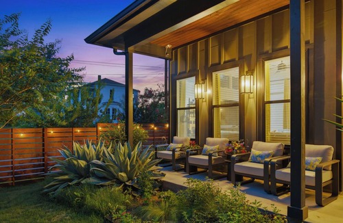 Swede Hill House | LUXE Spacious Downtown Retreat; SwimSpa; BBQ&FreeParking; Steps2 Moody&UT&6th St