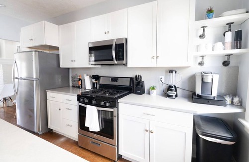 Hough House | Luxurious 9 BR Movie Theater Duplex Near CWRU!