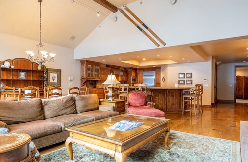 Warm Springs House | Luxurious Accommodations - Walk to Warm Springs Lifts