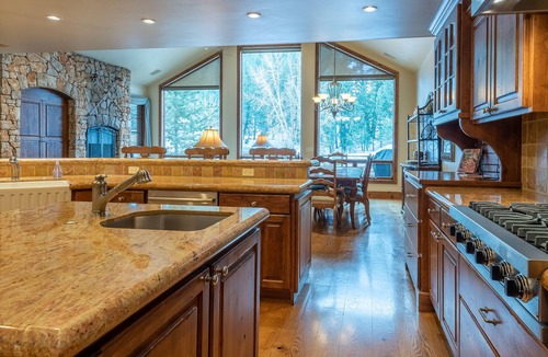 Warm Springs House | Luxurious Accommodations - Walk to Warm Springs Lifts