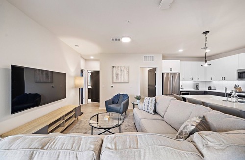 Washington Ave./ Memorial Park Apartment | Luxurious king executive suite