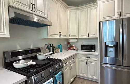 Mid Central Condo | Luxurious Pasadena Home w Parking & Near Old Town