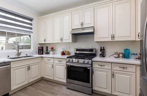 Mid Central Condo | Luxurious Pasadena Home w Parking & Near Old Town