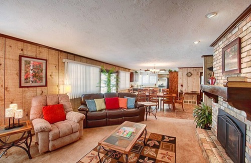 West Yellowstone House | Luxurious Rental Next to Yellowstone Park. Close to Downtown.