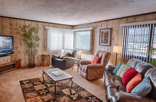 West Yellowstone House | Luxurious Rental Next to Yellowstone Park. Close to Downtown.