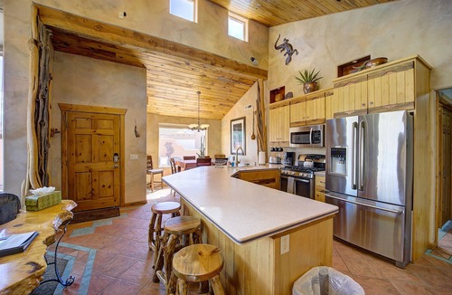 Moab South Valley House | Luxurious - Southwest Comfort - Spa Master Bath - Dbl Garage - Pool/Hot Tub