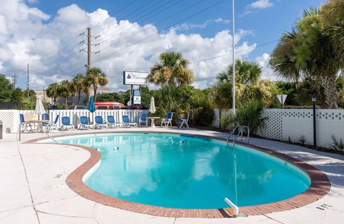 Airlie Apartment | Luxurious -Wrightsville Beach - Pool, quiet end-unit, nearby dining and marinas!
