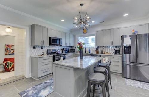 Vollintine-Evergreen House | Luxury 1930s Reno'd Cape Cod, ❤️ of Midtown, 🐾, EV 🔌