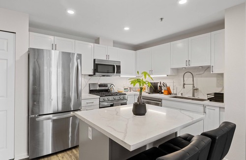 Columbia Condo | Luxury 2-bedroom condo with ocean views in Little Italy.