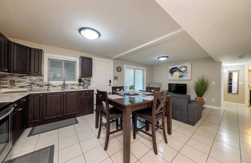 Newton House | Luxury 2 Bedroom Surrey Basement Suite, Sleeps 6