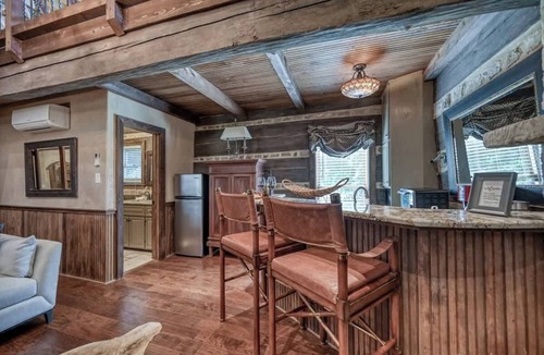 Fredericksburg Cabin | Luxury 23-ac Ranch Casita w/Hot tub!