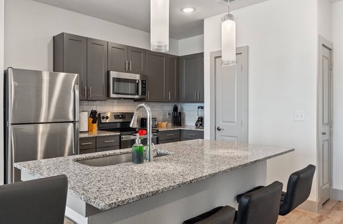 Stony Ridge North Apartment | Luxury 2BD/2BA Next to Airport d40p