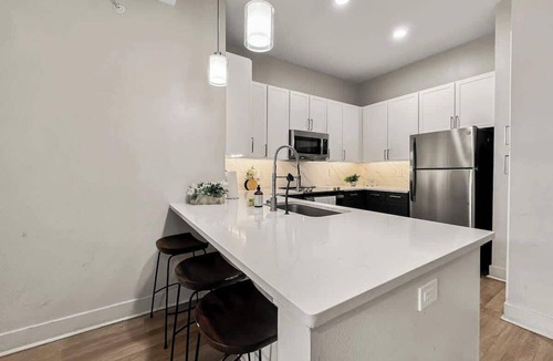 Deep Ellum Apartment | Luxury 2BD | Deep Ellum | Parking | Pool+Gym