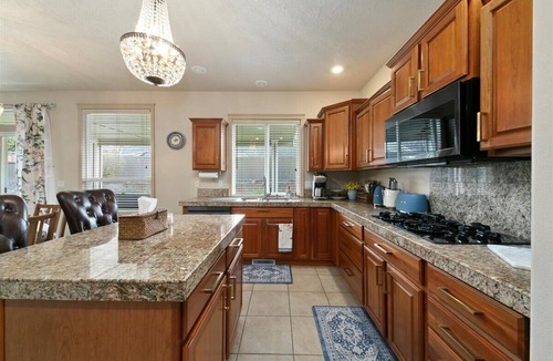 Garden City House | Luxury 3 BD/3BA house in charming Boise with WiFi, AC, Bikes, Com. Pool