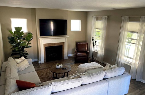 Grove City House | LUXURY 3 BEDROOM W/PRIVAT OFFICE!