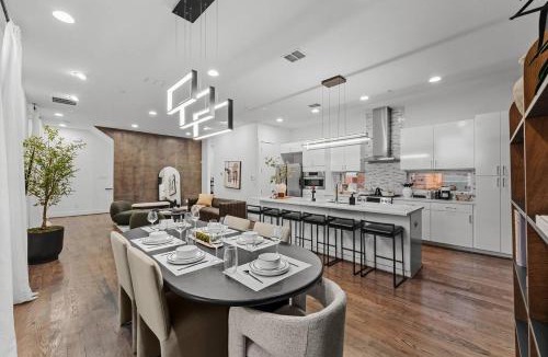 Kessler House | Luxury 3BR Dallas Bishop Arts - Skyline View from Rooftop - Garage - MiniGolf - Firepit - WORLD CUP