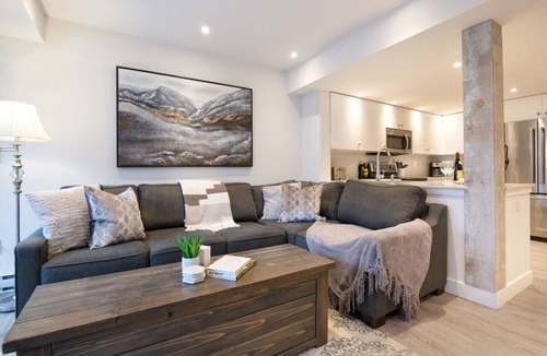 Woodfibre Villa | Luxury 3Br TH- Private Hot Tub/AC/Pool/Bike Storage
