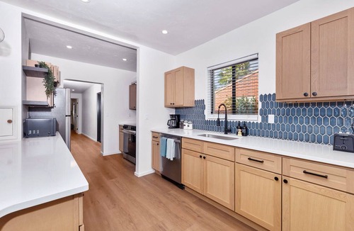 Sam Hughes House | Luxury 5 BR Retreat. Sleeps 10+. Near U of A.