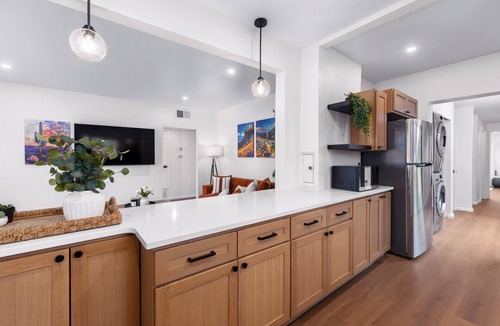 Sam Hughes House | Luxury 5 BR Retreat. Sleeps 10+. Near U of A.