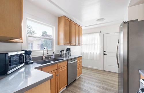 Burbank House | Luxury 5BR Retreat | Pool, Spa & Near Universal
