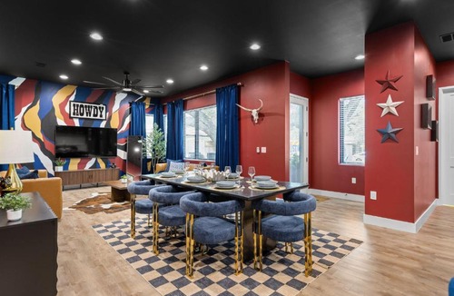 South Manchaca House | Luxury Austin Retreat for 30 with Pool Sauna Plunge