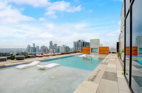 Rainey Street Historic District Condo | Luxury Austin TX Rooftop Oasis w/Heated Pool