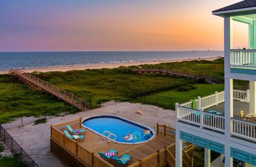 Crystal Beach House | Luxury Beachfront l Sleeps 20, Hot Tub, Pool & Game Room Fun!