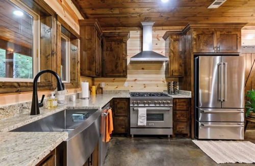 Broken Bow Cabin | Luxury Cabin | Hot Tub, Fireplace, Game room