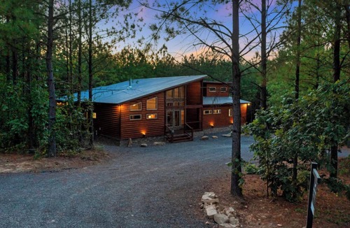 Broken Bow Cabin | Luxury Cabin | Hot Tub, Fireplace, Game room