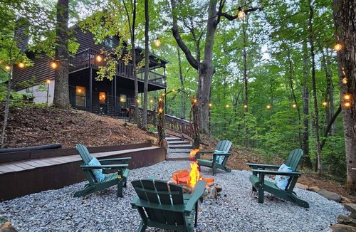 Clarkesville Ski Chalet | Luxury Chalet Near Helen Hot Tub, Fire Pit, Pool Table, Hammock & Creek