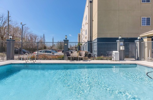 Willowbrook Apartment | Luxury Cozy 1 bedroom Apartment with kitchenennet and full bathroom