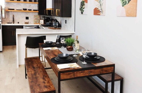 Valencia Park House | Luxury & Cozy Getaway w/Skyline Views! 10 mins to Downtown - Patio/Fire Pit/BBQ