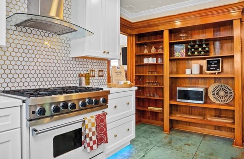 Fairview Park House | Luxury Elmwood–Rockridge Flat w/Hot Tub