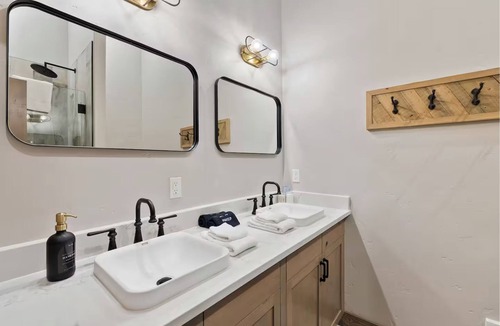 Coram Condo | Luxury GNP Gem-Sleeps 11-Hot Tub-Scenic Retreat Near Glacier Park- 7 mi to GNP
