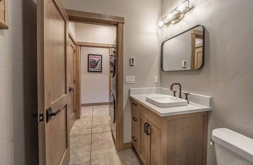 Coram Condo | Luxury GNP Gem-Sleeps 11-Hot Tub-Scenic Retreat Near Glacier Park- 7 mi to GNP