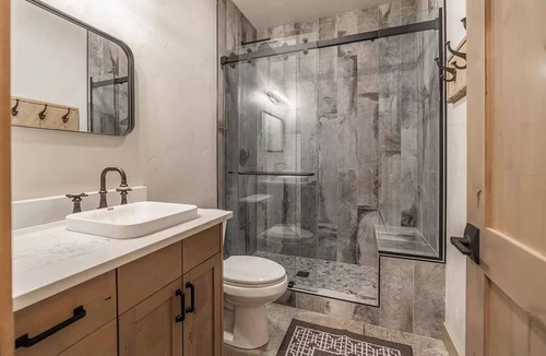 Coram Condo | Luxury GNP Gem-Sleeps 11-Hot Tub-Scenic Retreat Near Glacier Park- 7 mi to GNP