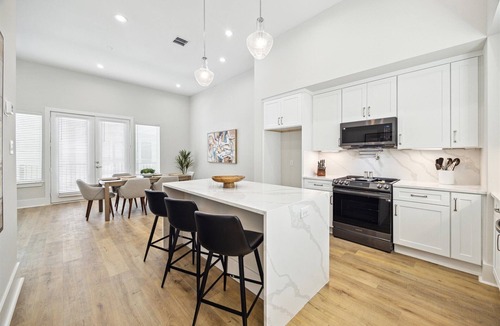 Spring Branch Central House | Luxury Group Retreat | Rooftop Deck + Chef's Kitchen | Sleeps 10