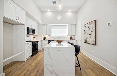 Spring Branch Central House | Luxury Group Retreat | Rooftop Deck + Chef's Kitchen | Sleeps 10