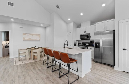 University Hills and Windsor Park Villa | Luxury Group Retreat w/2 Kitchens, Backyard, Balcony + 5-Car Parking