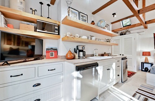 Travis Heights House | Luxury Guesthouse just two blocks from SoCo